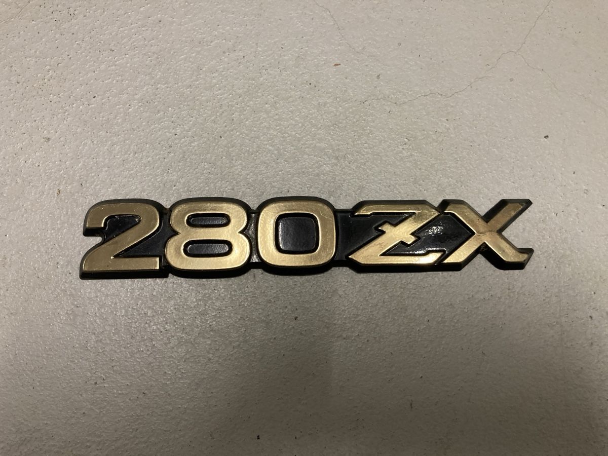 Tutti pezzi di ricambio auto: DATSUN 280ZX Emblem – Usato da Winterthur venduto da Tongsaibay