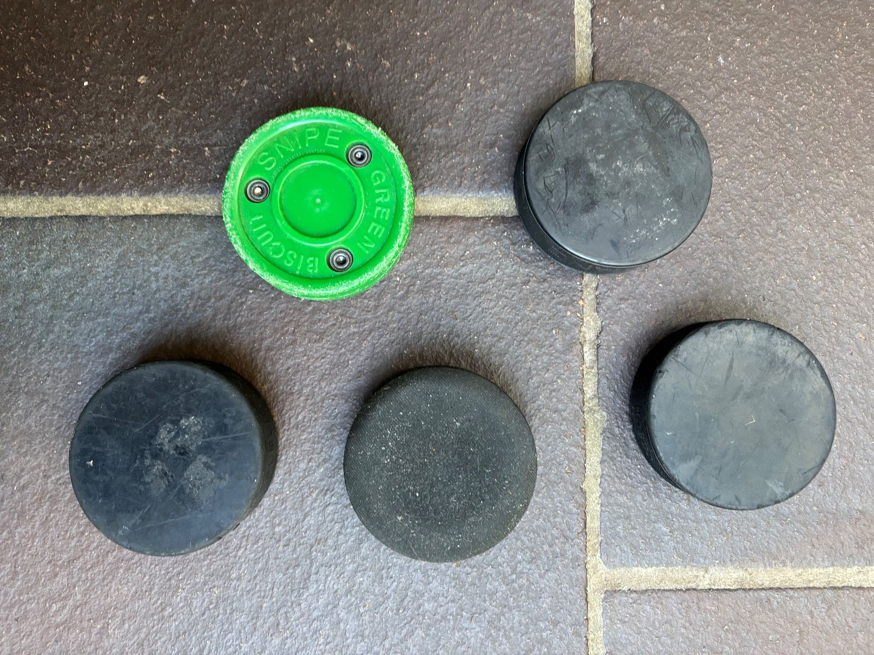 Bauer Stöcke & Schaufeln: 2 Eishockeystöcke, 5 Pucks – Gebraucht aus Winterthur von niemim 3