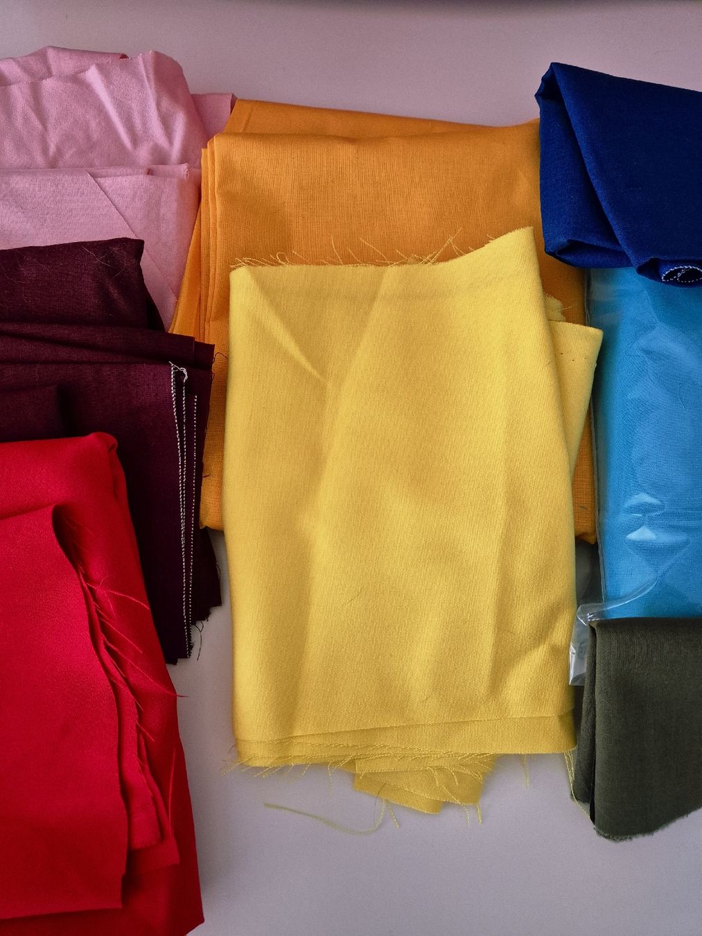 Tessuti: Lots de tissus colorés - diverses dimensions – Usato da Marin-Epagnier venduto da Ginie14 2