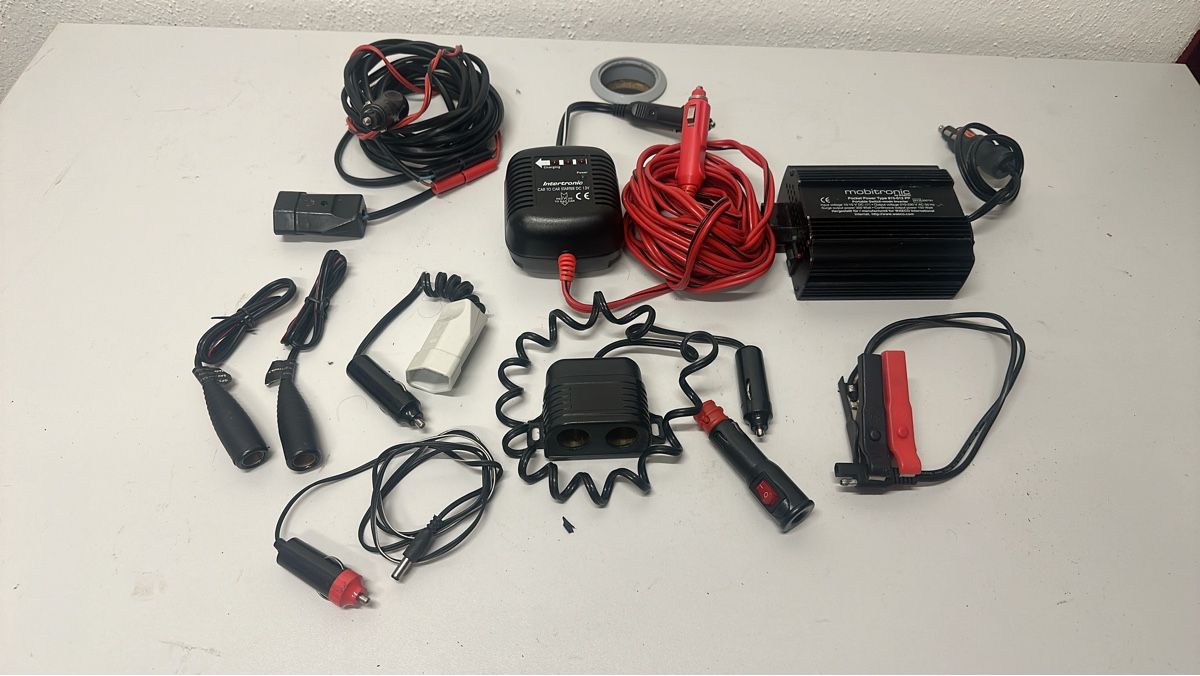 Elektronikbauteile: Assorted Car Power Adapters and Cables Set – Gebraucht aus Elsau von MANWITHVAN