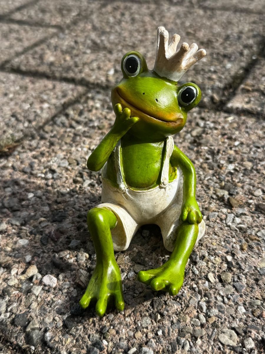 Figuren: Froschkönig sitzend – Gebraucht aus Egg b. Zürich von Brocki_Insel_Egg 1