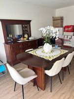 Esszimmer Vitrine und kleine Tische