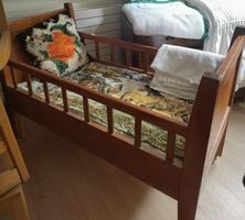Petit lit en bois ancien