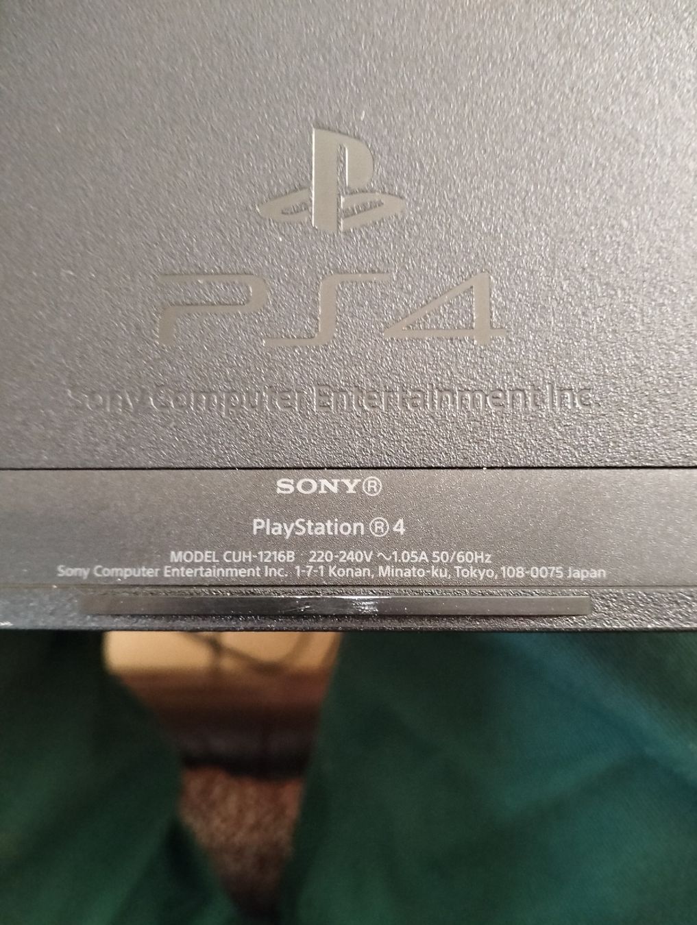 Sony Consoles: Playstation 4 mit 2 Kontroller und 6 Spiele – D'occasion à Ossingen par Challenger74 3