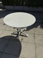 Praktischer Gartentisch zu verschenken