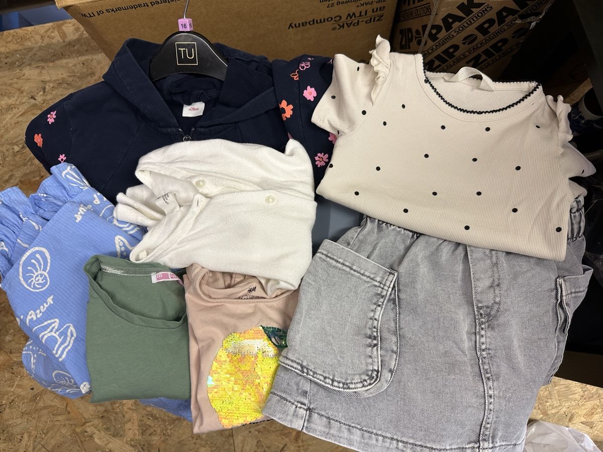 Lotti & Set di vestiti: Mädchen Kleider 35 stk – Usato da Sevelen venduto da Stopglobal. 1
