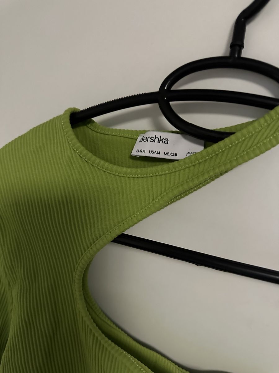 Bershka Top: Grünes einarmiges Langarm-Shirt Gr. S mit Cut-Out – Nuovo (secondo la descrizione) da Zürich venduto da kri_hy6t 3