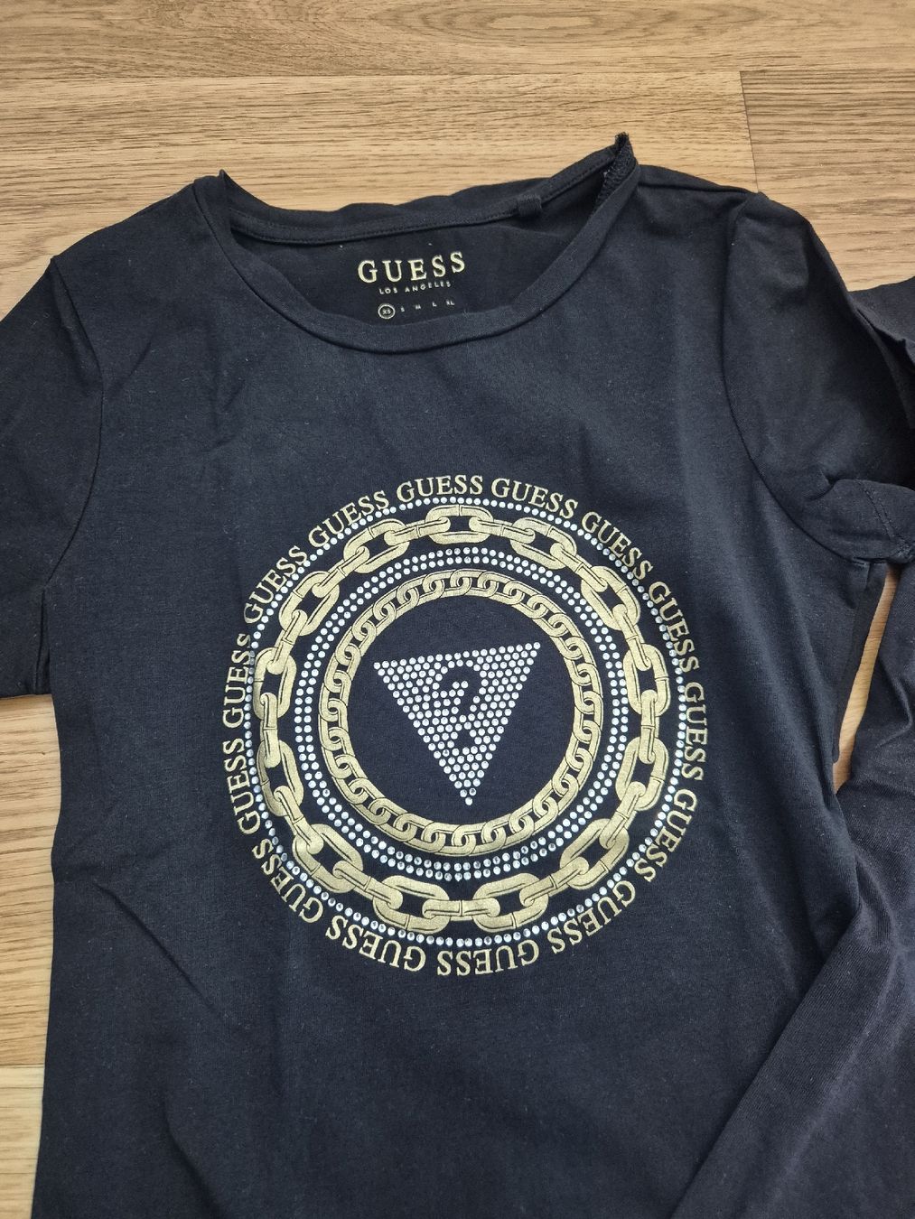 Guess T-Shirts: 2 Guess T-Shirt – Gebraucht aus Feusisberg von cts_55rn 1