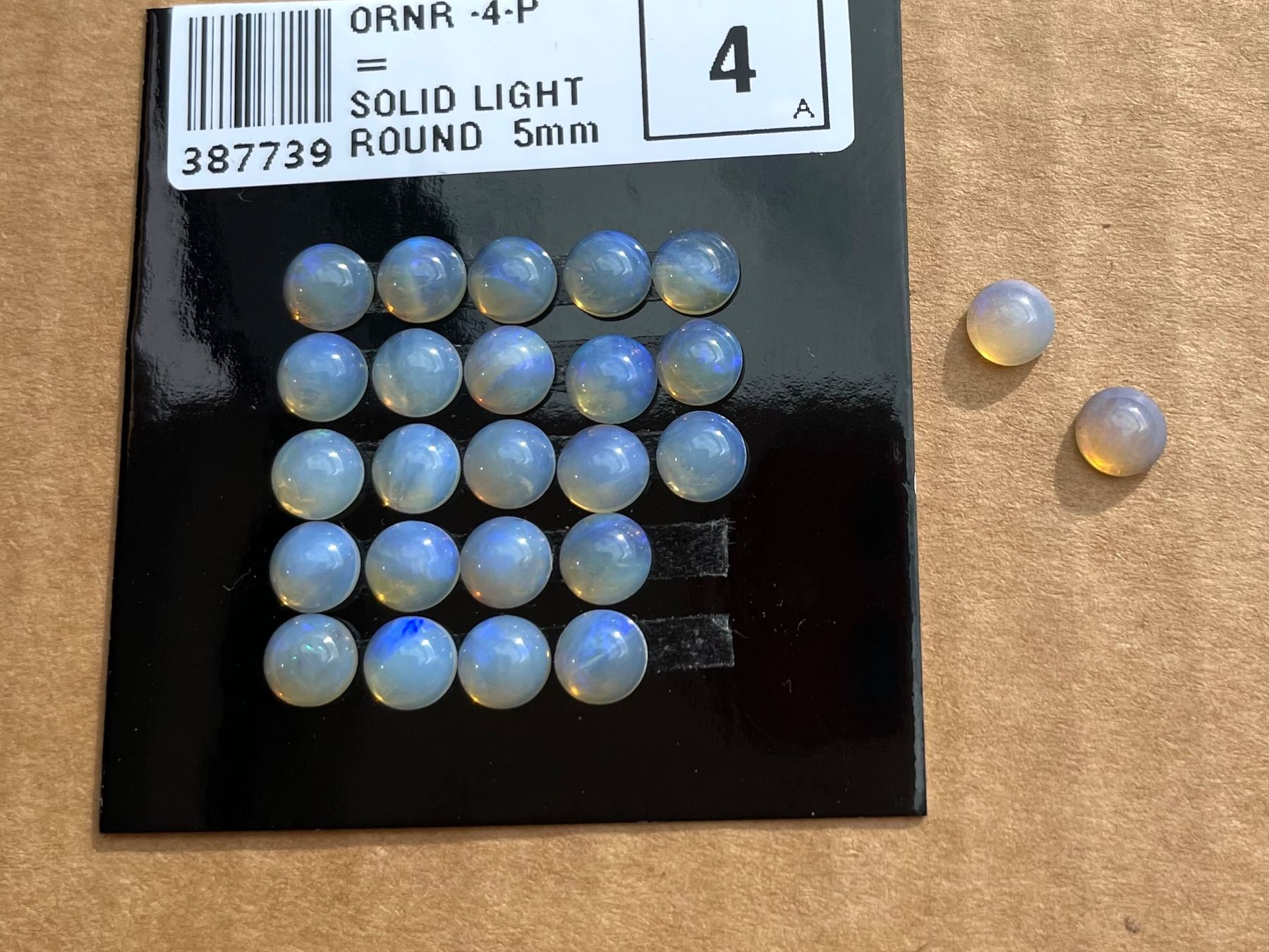 Fossili: 25  Stk  Cabochons Opal   rund 5mm   echt winzig neu   SET – Nuovo e nell'imballaggio originale da Leuggern venduto da gemshow 2