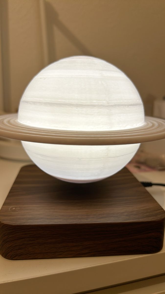 Lampade: Magnetic levitation rotating Saturn lamp – Usato da Genève venduto da Noemie.wrmsi