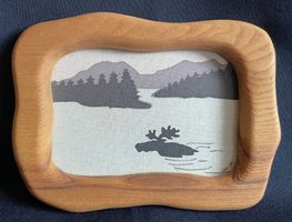 Stoffbild mit schwimmenden Elch Kunsthandwerk aus Schweden
