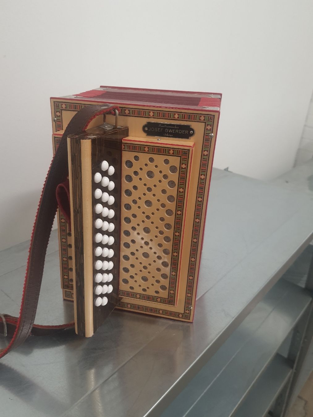 Gwerder Musikinstrumente: schwyzerorgeli Gwerder ton B ... 3 voix ... à restaurer .. – Gebraucht aus Pont-de-la-Morge von Mirabelle0 1