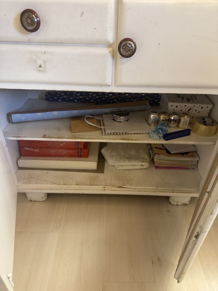 Credenze: Antikes Buffet weiss mit Glaseinsatz gebraucht – Usato da Wiesendangen venduto da chmanpen30 2