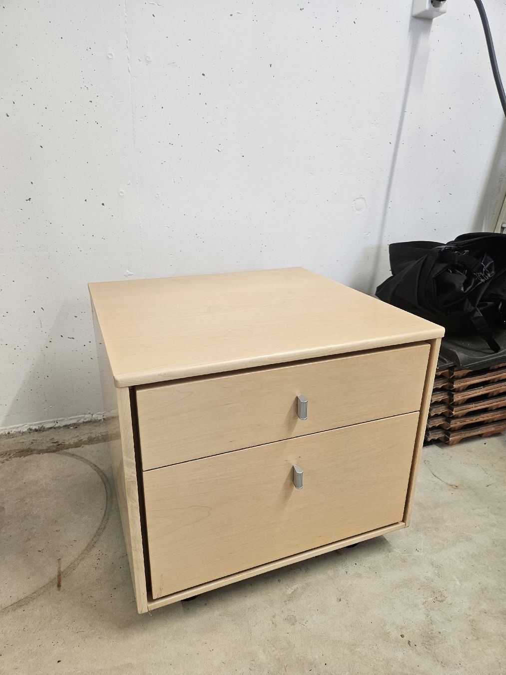 Comodini: Schöner Holznachttisch – Usato da Uster venduto da den_8x8r
