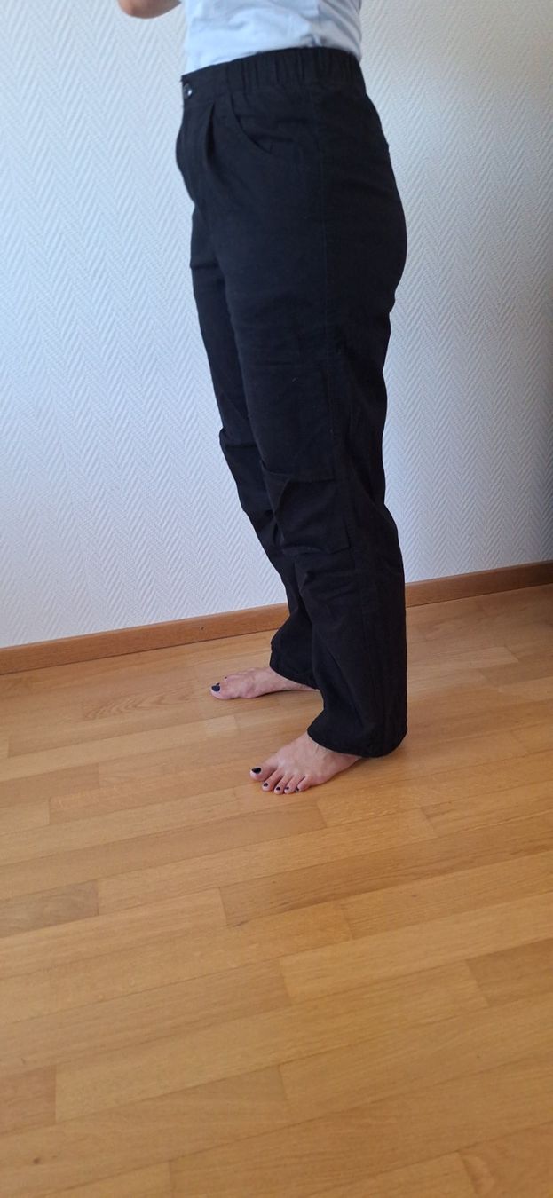 Pantaloni: Twik par Simons, pantalon noir – Nuovo e nell'imballaggio originale da Lussery-Villars venduto da pousinete02 6
