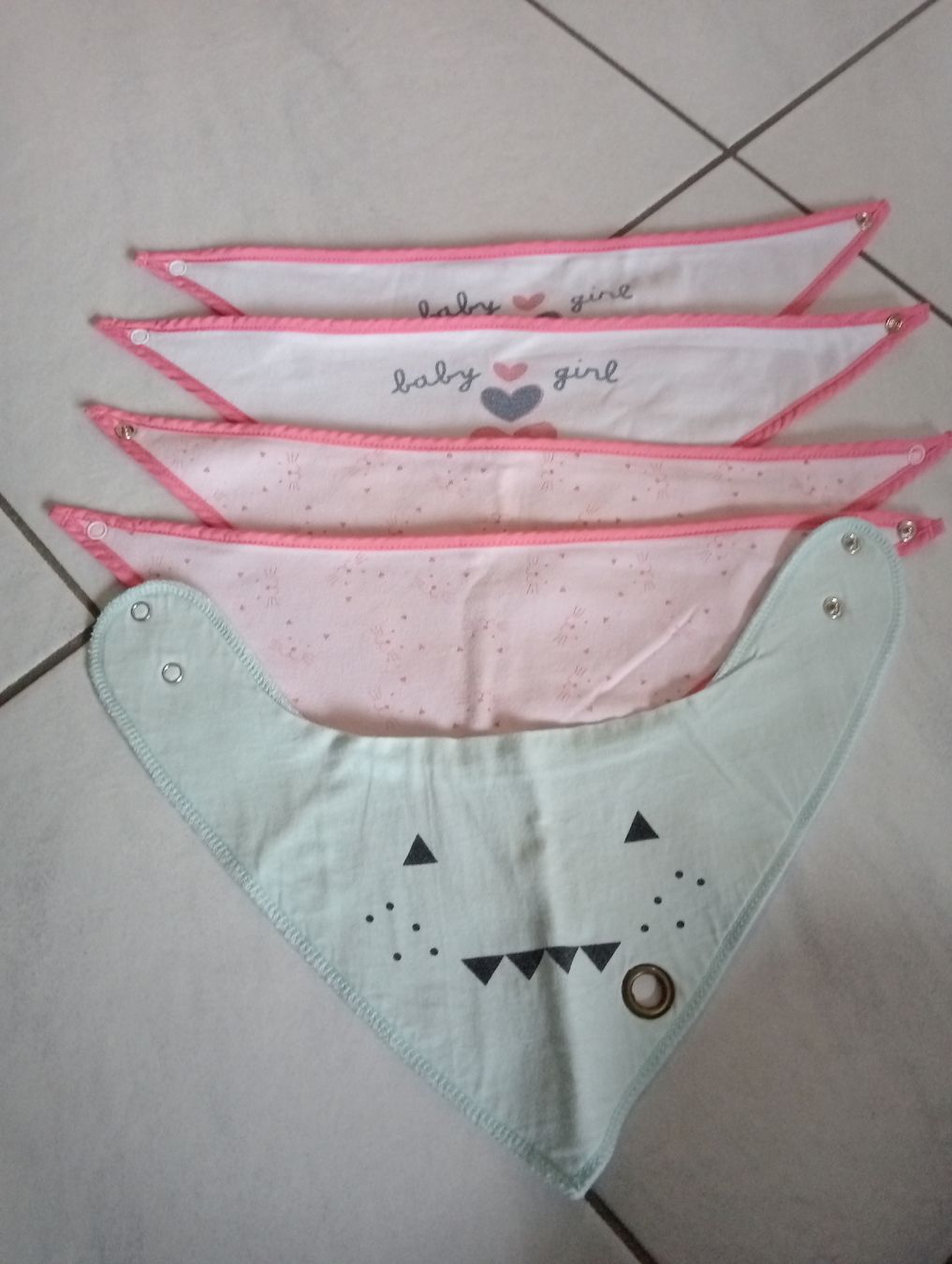 Baby-Mahlzeiten: Baby-Lätzli Set, Mädchen – Gebraucht aus Bilten von ale_8cyx