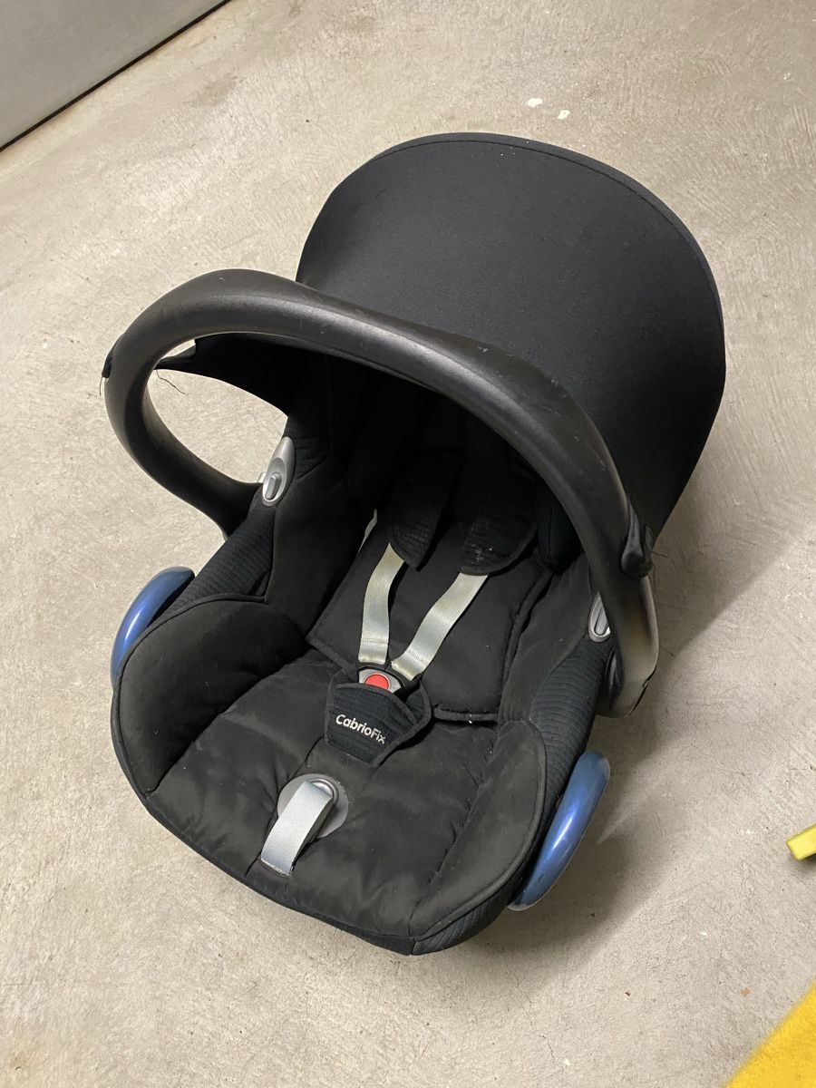 Maxi-Cosi Seggiolini per auto: Maxi-Cosi Babysitz Cabrio Fix, gepflegter Zustand – Usato da Rapperswil SG venduto da Mtron 4