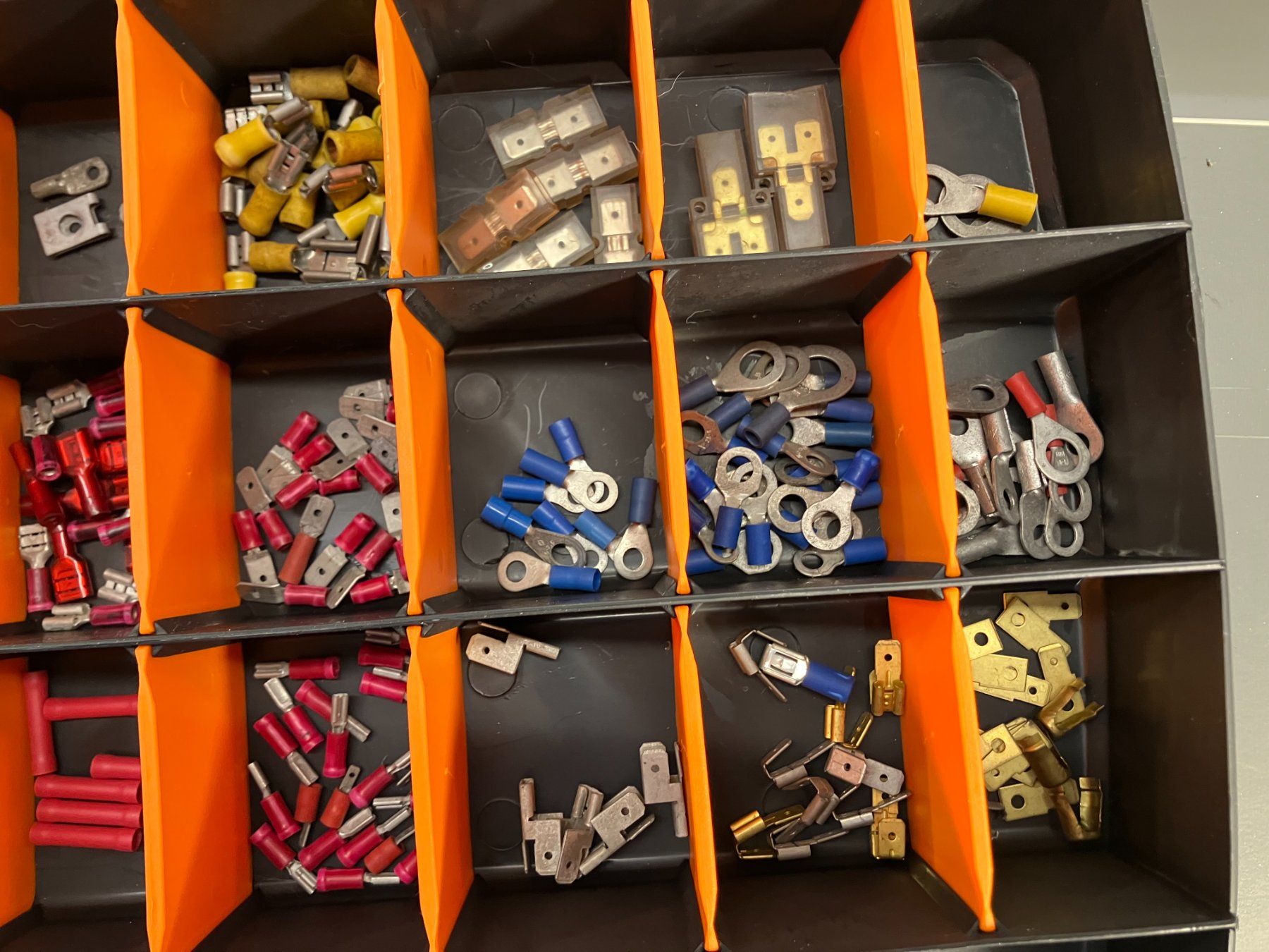 Tous les outils: Profi Sortiment Koffer mit div. Elektr. Material ab 1.- – D'occasion à Lichtensteig par Buy24International 2