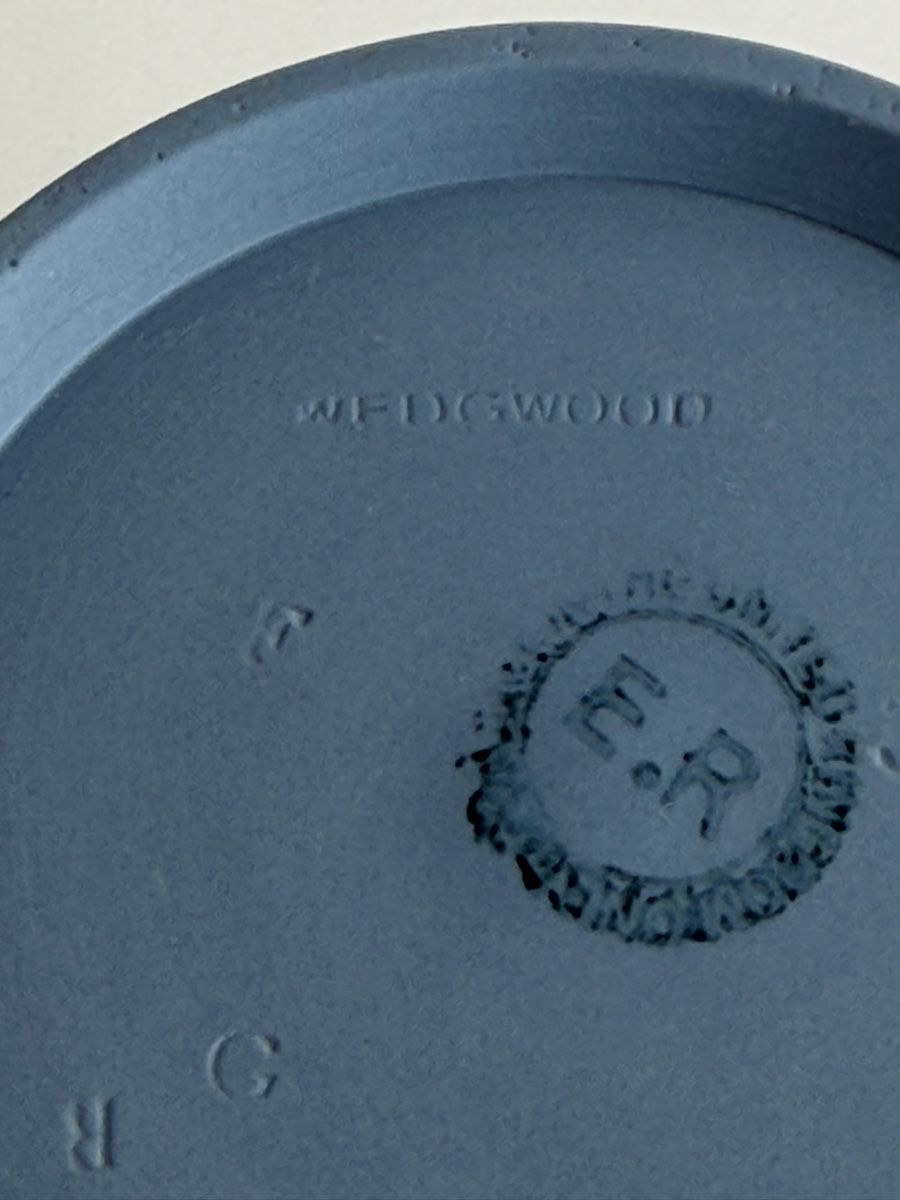 Karaffen: Pichet Wedgwood Jasperware bleu modèle antique – Gebraucht aus Genève von mar_nd6c 3