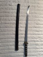 Schwert im japanischen Stil mit schwarzer Scheide – rostig