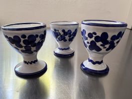 Eierbecher Ceramica, handgetöpfert, blau bemalt, 3 Stück