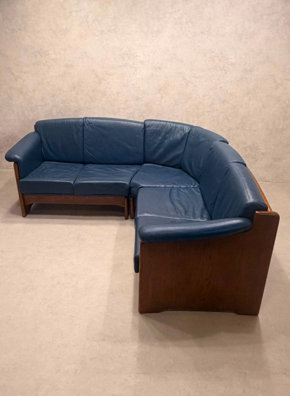 Divani: Dänisches Modul Ecksofa aus blauem Leder & Teakholz – Usato da Rickenbach ZH venduto da Der-Insider