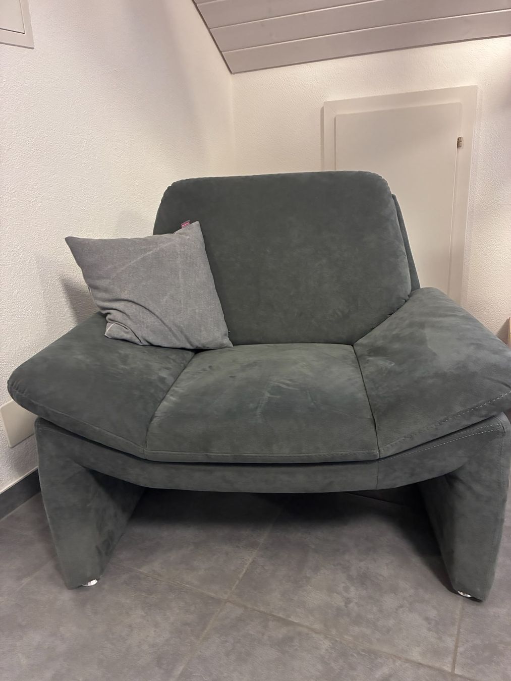 Divani: 2er-Sofa mit Zusatzsessel und Hocker, dunkelgrau – Nuovo (secondo la descrizione) da Sursee venduto da Aniri 2