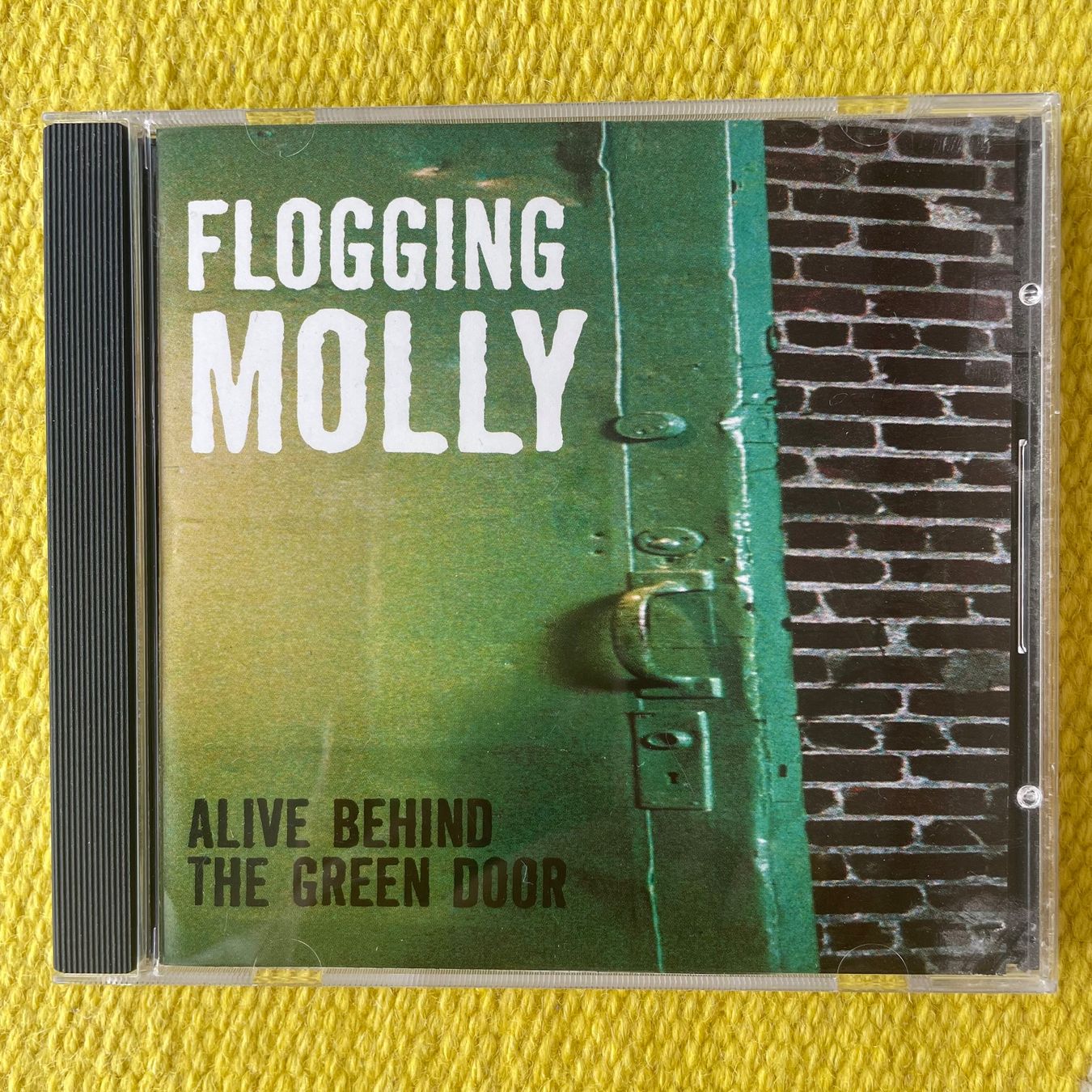 CD: FLOGGING MOLLY-ALIVE BEHIND THE GREEN DOOR – Usato da Rorschacherberg venduto da CD-Roli