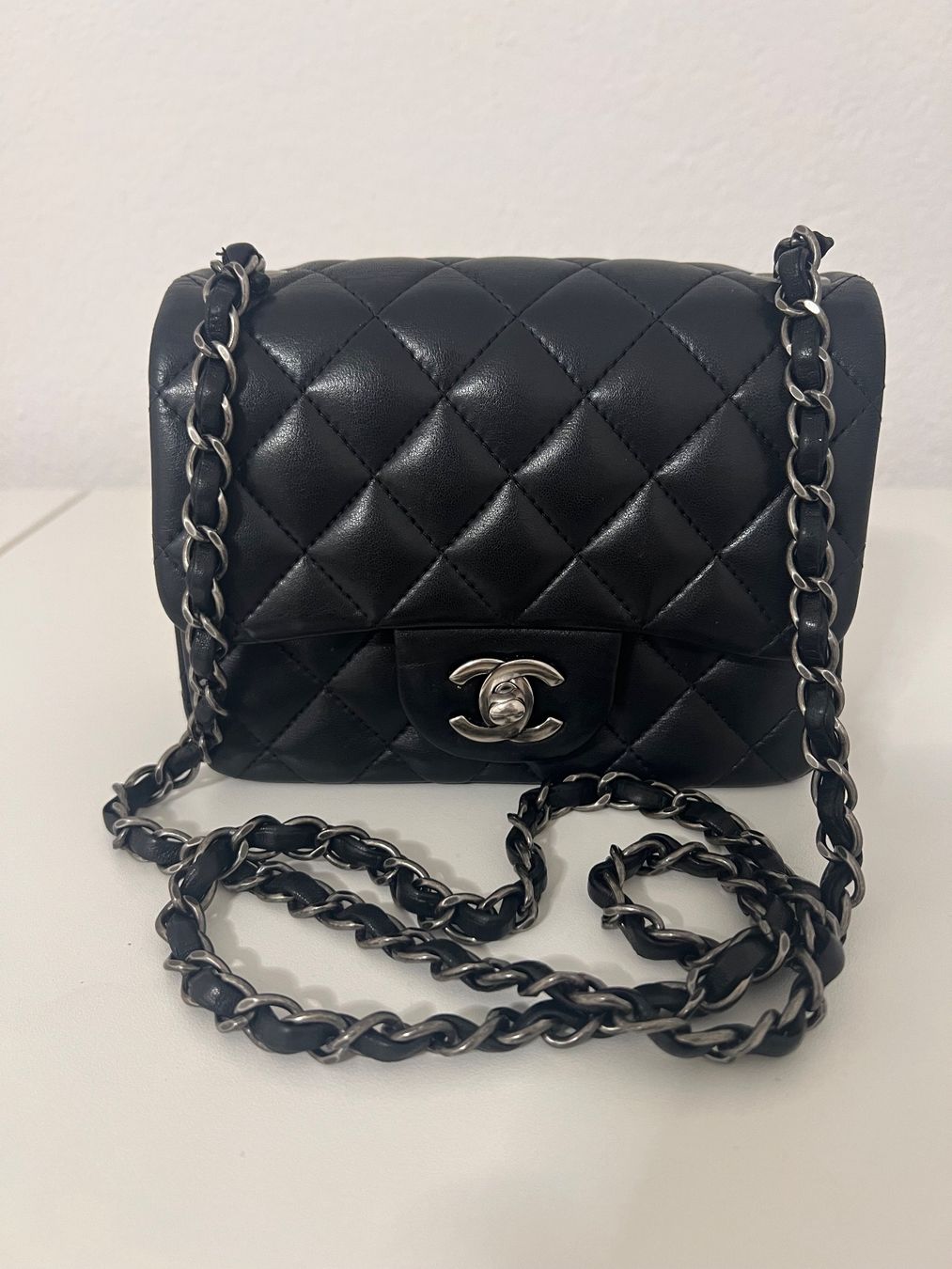 Chanel Sacs femmes: Chanel Classic Mini Sqaure Lambskin Schwarz silver Hardware – D'occasion à Embrach par whi_5g28 1