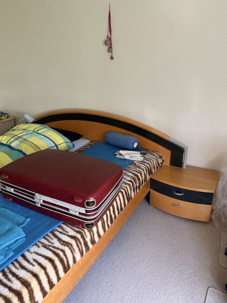 Betten: Doppelbett Holz mit Nachttisch – Gebraucht aus Reinach AG von ale_9vqq 1