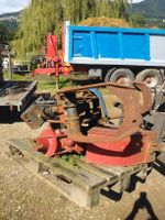 Holzgreifer und Grabenlöffel.