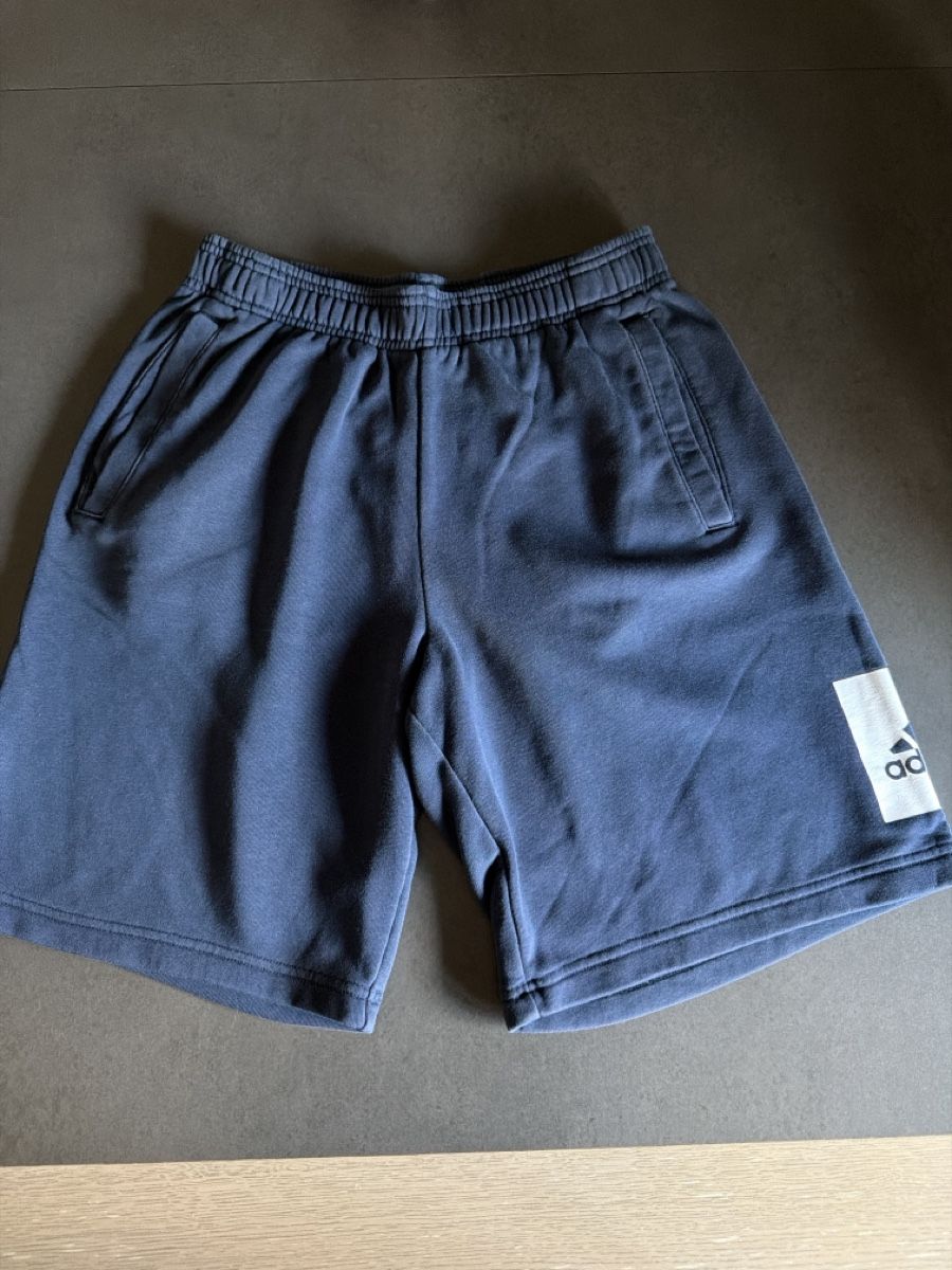 Adidas Pantalons: Shorts Adidas bleu taille S – D'occasion à Châtelaine par Diogo.138