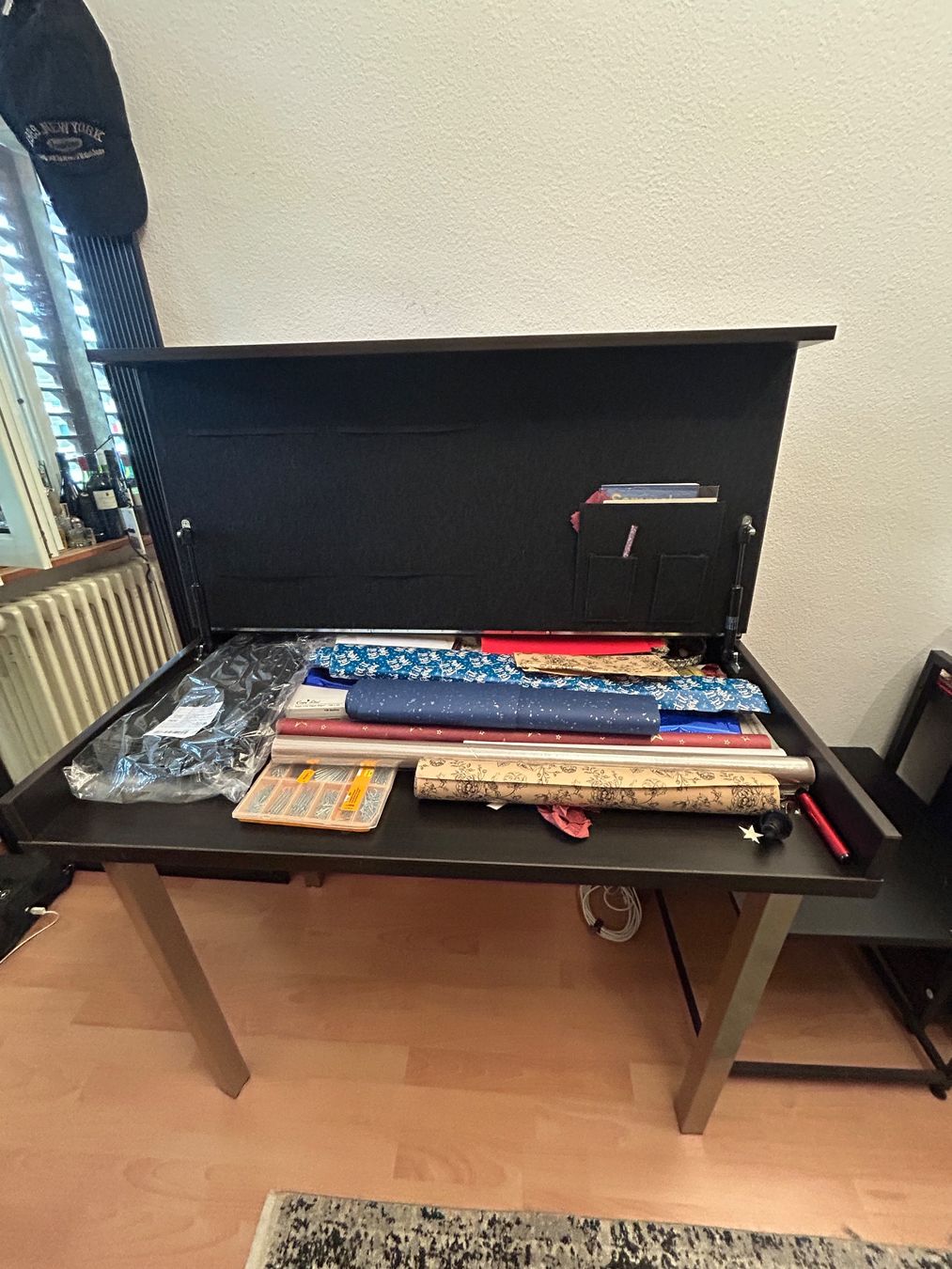 Ikea Scrivanie: Ikea Schreibtisch schwarz mit Metallbeinen – Usato da Uster venduto da tanaweide 2