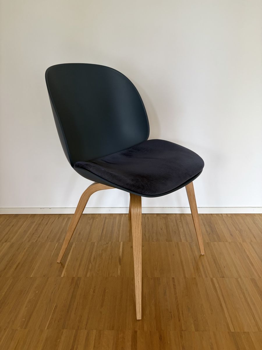 Gubi Sedie: Gubi Beetle Chair. Teal and Oak – Usato da Zürich venduto da jensmoll