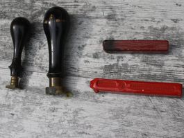 2 ALTE SIEGEL STEMPEL UND 2 SIGELLACKE ANTIK?