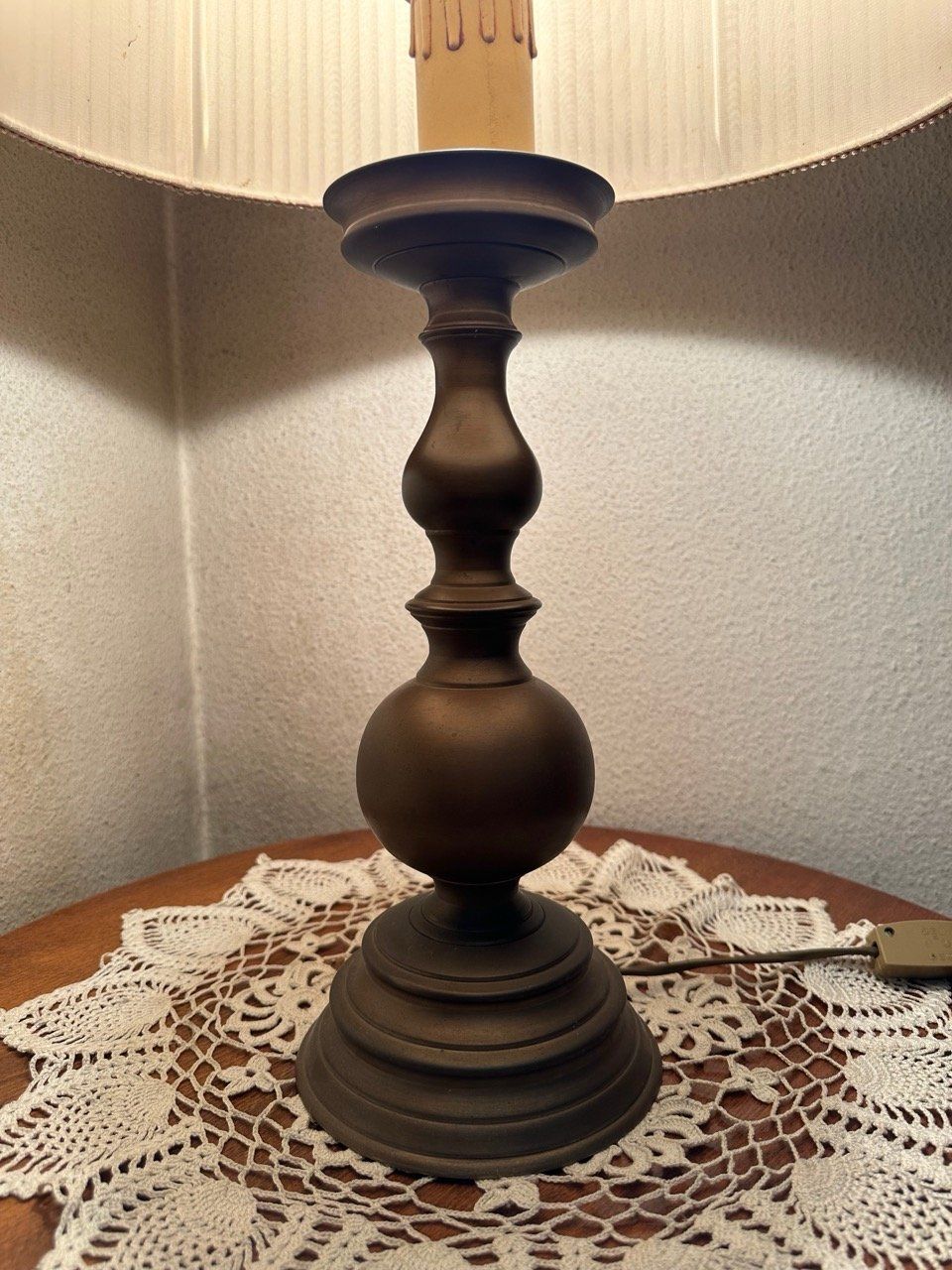 Lampes: Antike Tischleuchte mit gebürstetem Messingfuss – D'occasion à Ins par ab_80 1
