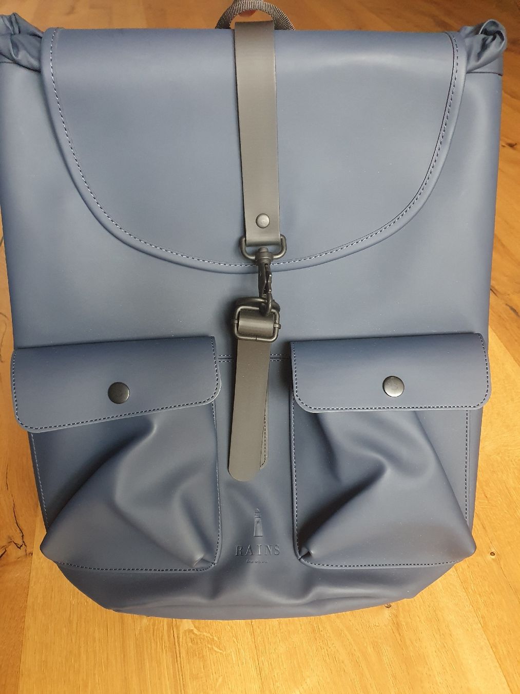 Rains Zaini: RAINS Rucksack Dunkelblau – Nuovo (secondo la descrizione) da Glis venduto da Shortbread_