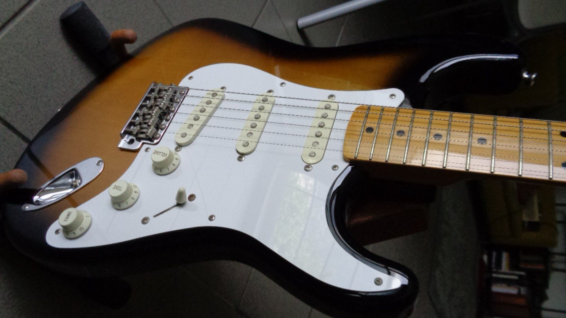 Fender Strumenti musicali: Fender Stratocaster ST57 two tone sunburst - 2014 – Usato da Pianezzo venduto da JapanGuitars 5