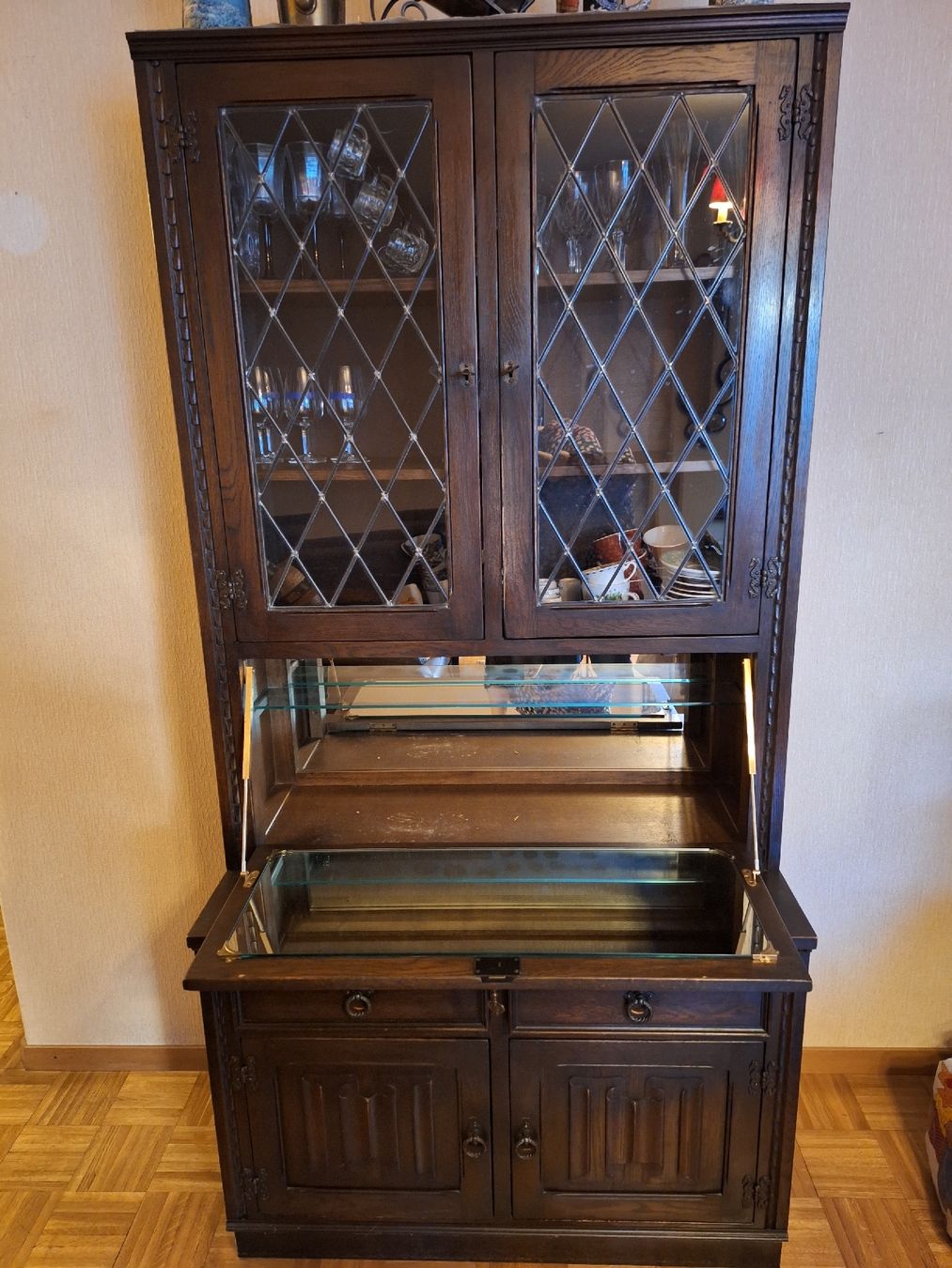Credenze: A donner : vitrine et buffet Tudor – Usato da La Tour-de-Peilz venduto da clo_cw6s 1