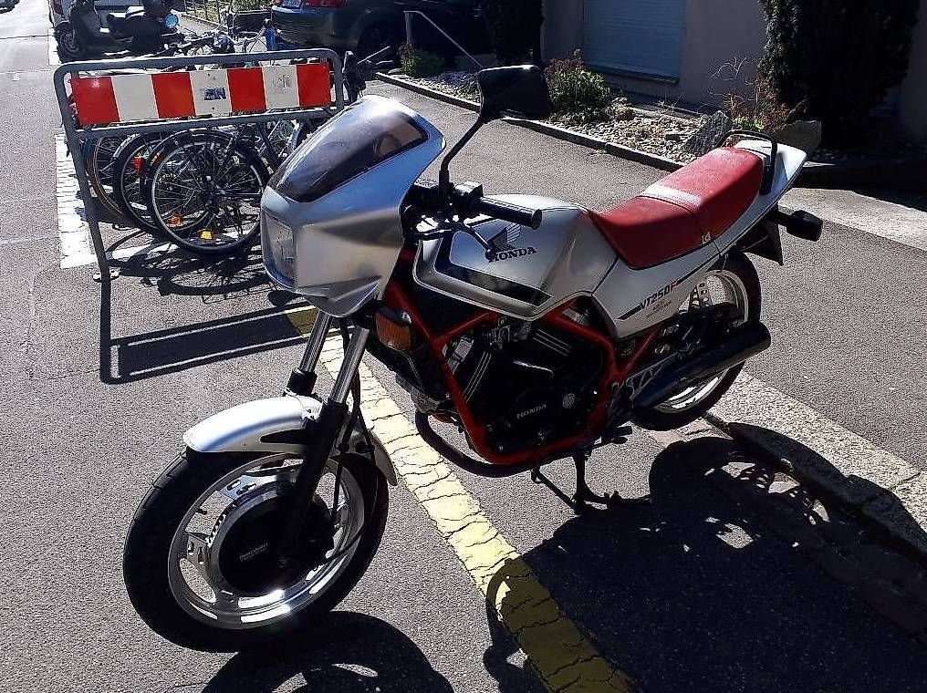 Strada: Honda VT 250 F – Usato da Basel venduto da Vfsteve 1