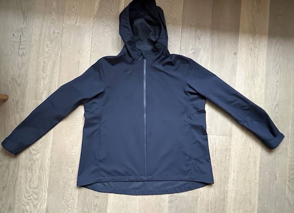 Giacche: Uniqlo jacke grösse L – Usato da St. Gallen venduto da 84PYREXLIVIN06