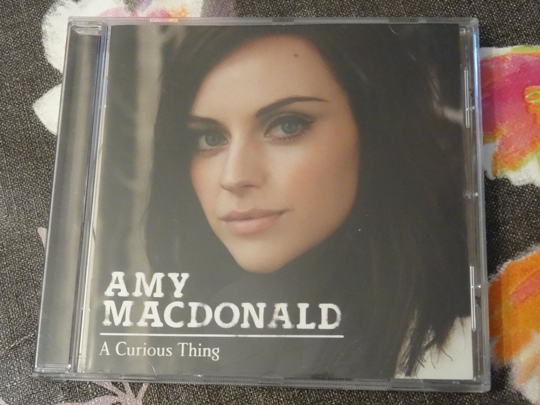 CD: Amy Macdonald - A Curious Thing CD – Usato da Olten venduto da Disc-Ausverkauf