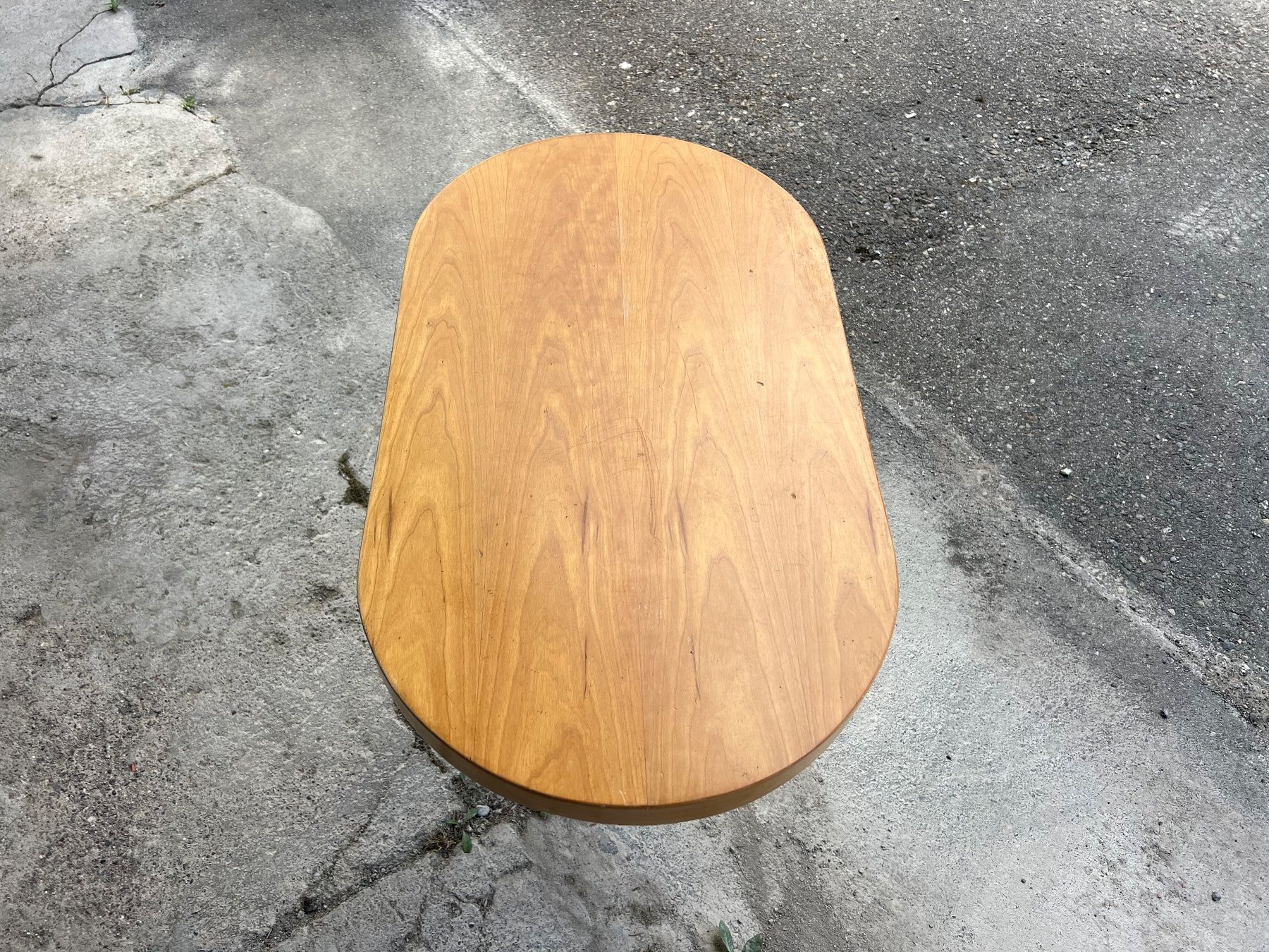 Tavoli: Ovaler Holztisch mit Metallfuss – Usato da Otelfingen venduto da Yossi-68 7