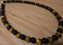 Halskette mit Onyx & Tigerauge 47,5cm. Ø 8mm.