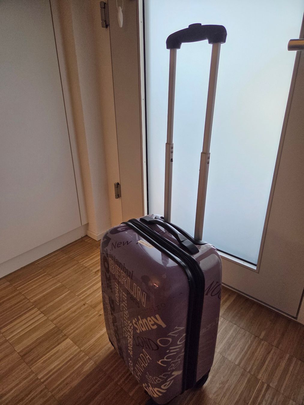 Reisekoffer: Handgepäck-Rollkoffer 53x36x24 – Gebraucht aus Aarau von san_yq22 2