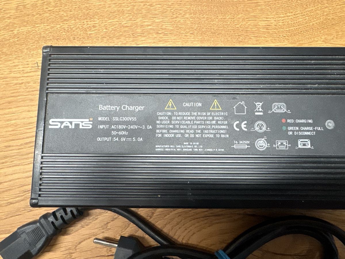 Batterieladegeräte: Ladegerät E-Roller (Vespino) schwarz – Gebraucht aus Bern von Seinfeld78 1