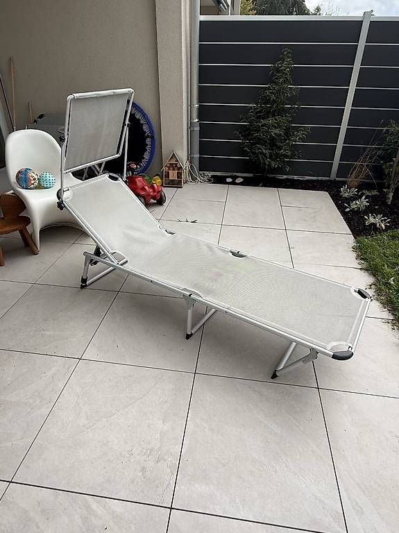 Chaises longues: Gartenliege mit Sonnendach – D'occasion à Abtwil SG par abtwilsg