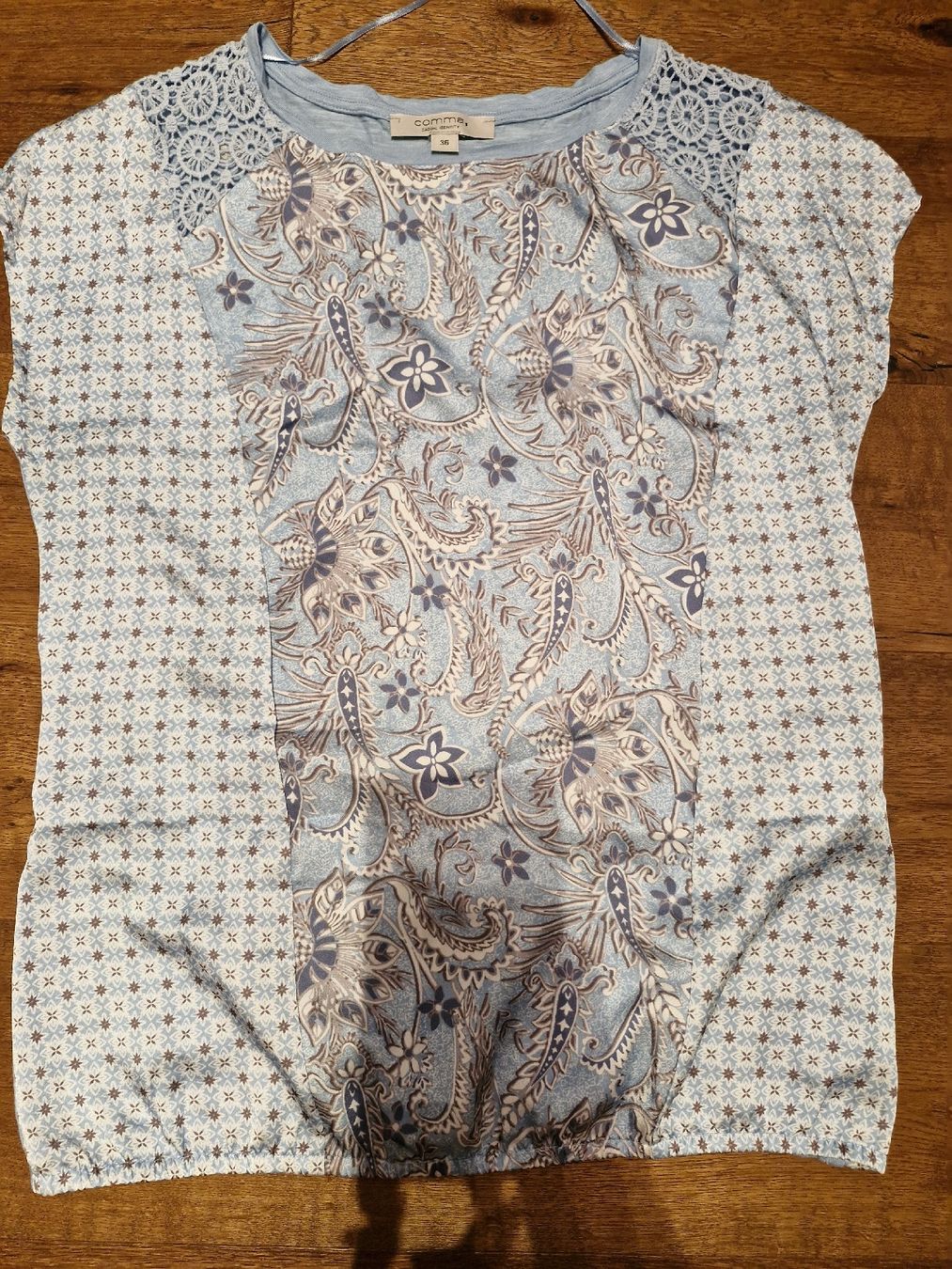Comma T-shirt: Commas Shirt, Grösse 36, hellblau mit Muster, neuwertig – Nuovo (secondo la descrizione) da Bottmingen venduto da mbrunetti1 1