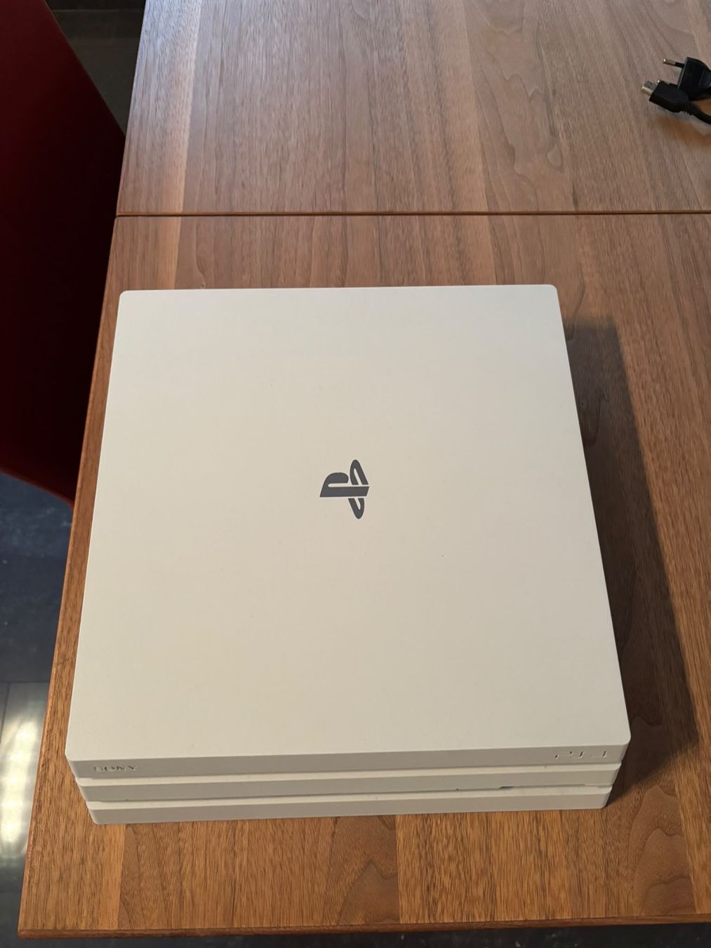 Sony Konsolen: Sony Playstation 4 Pro in Weiss mit 2 Controller – Gebraucht aus Stalden VS von ile_ld6t 1