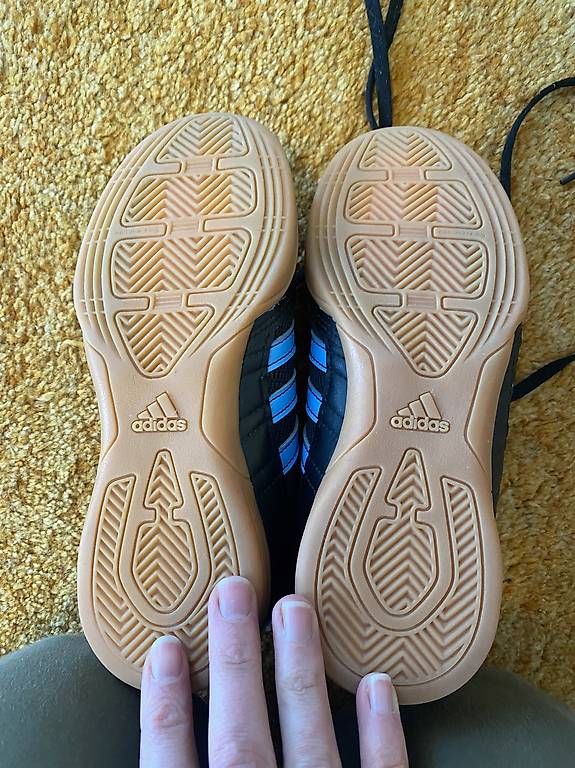 Chaussures garçon: Adidas Hallenschuhe 32 33 – D'occasion à Regensdorf par ste_x6zn 1